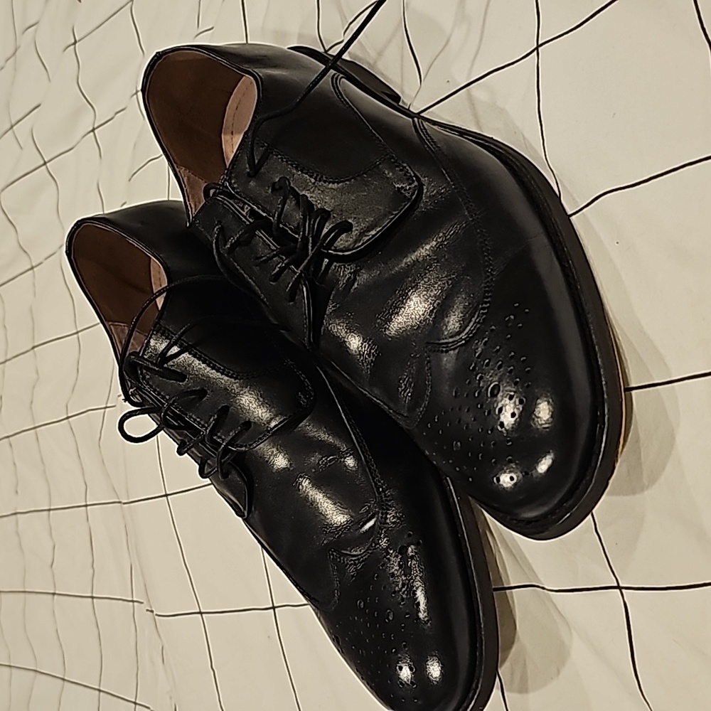 Banana Republic Black Brogued Italian Leather Dress Shoes, size 9.5, worn once